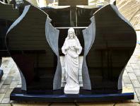 Большой памятник из черного гранита со статуей Большой памятник из черного гранита со статуей