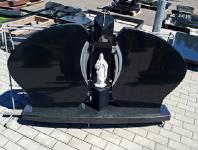 Черный памятник со статуей Черный памятник со статуей