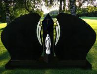 Памятник из гранита со статуей Памятник из гранита со статуей