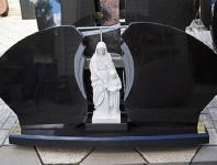 Памятник черного гранита со статуей Памятник черного гранита со статуей